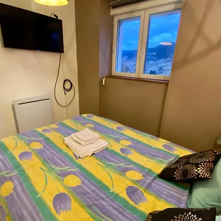 Situe Entre Et Gerardmer - 13 Minutes Des Pistes De Ski - 2 Personnes - Cuisine Equipe Avec Four, Plaque De Cuisson, Lave-vaisselle, Machine A Cafe, Raclette La Bresse