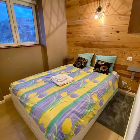 Apartman Situe Entre Et Gerardmer - 13 Minutes Des Pistes De Ski - 2 Personnes - Cuisine Equipe Avec Four, Plaque De Cuisson, Lave-vaisselle, Machine A Cafe, Raclette